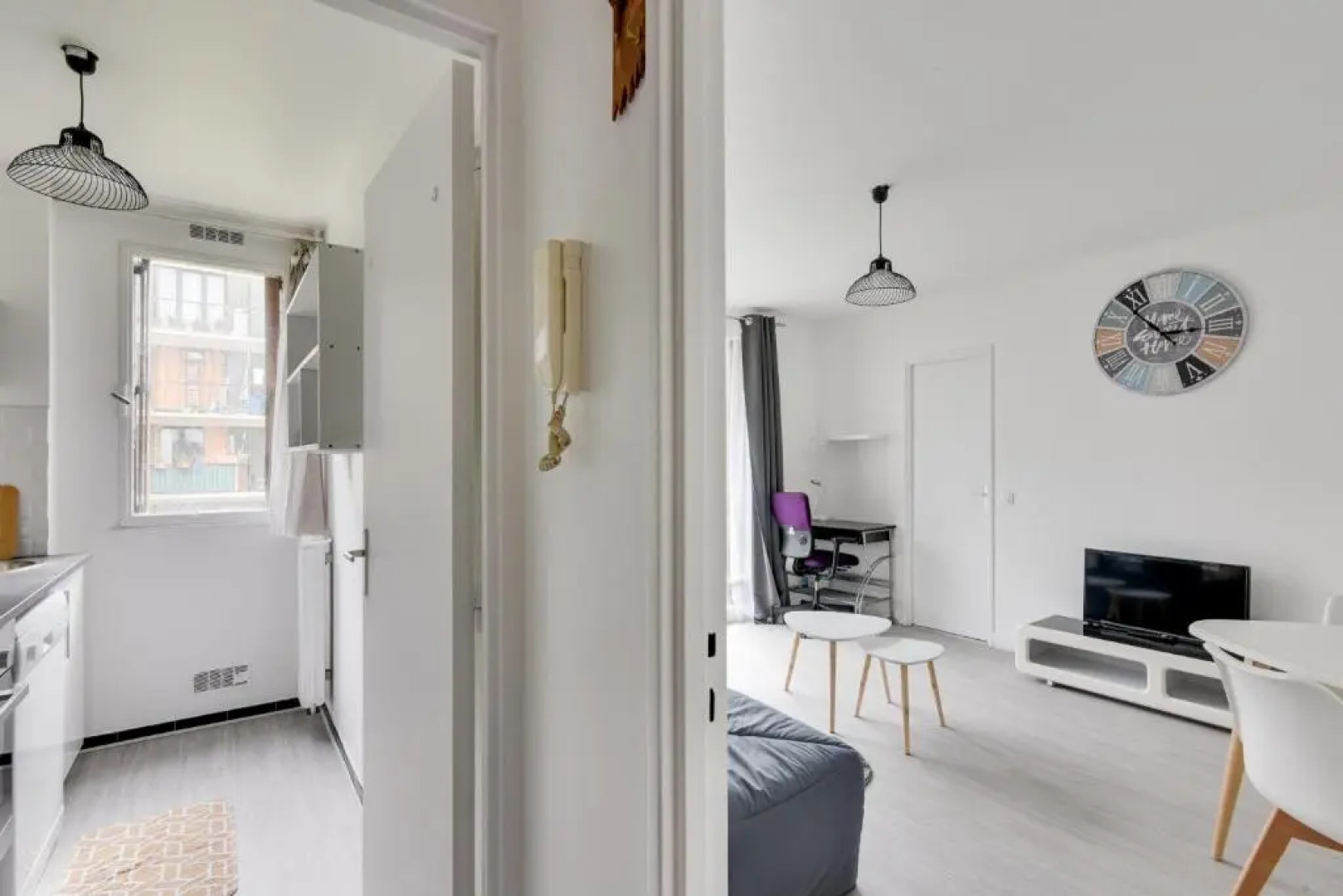 Budget apart with balcony near Paris