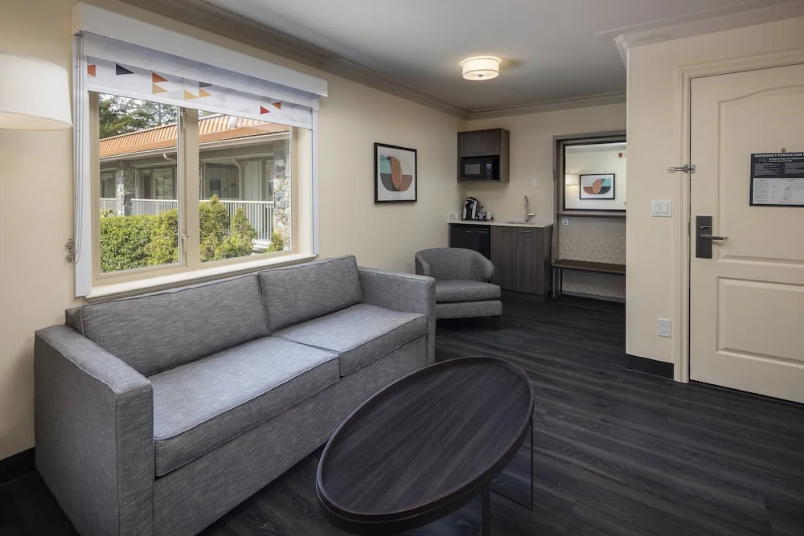 Elk Lake Inn & Suites Victoria