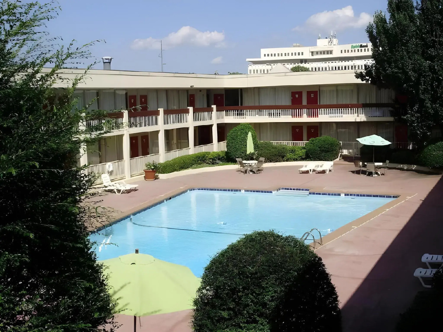 Trade Winds Central Inn