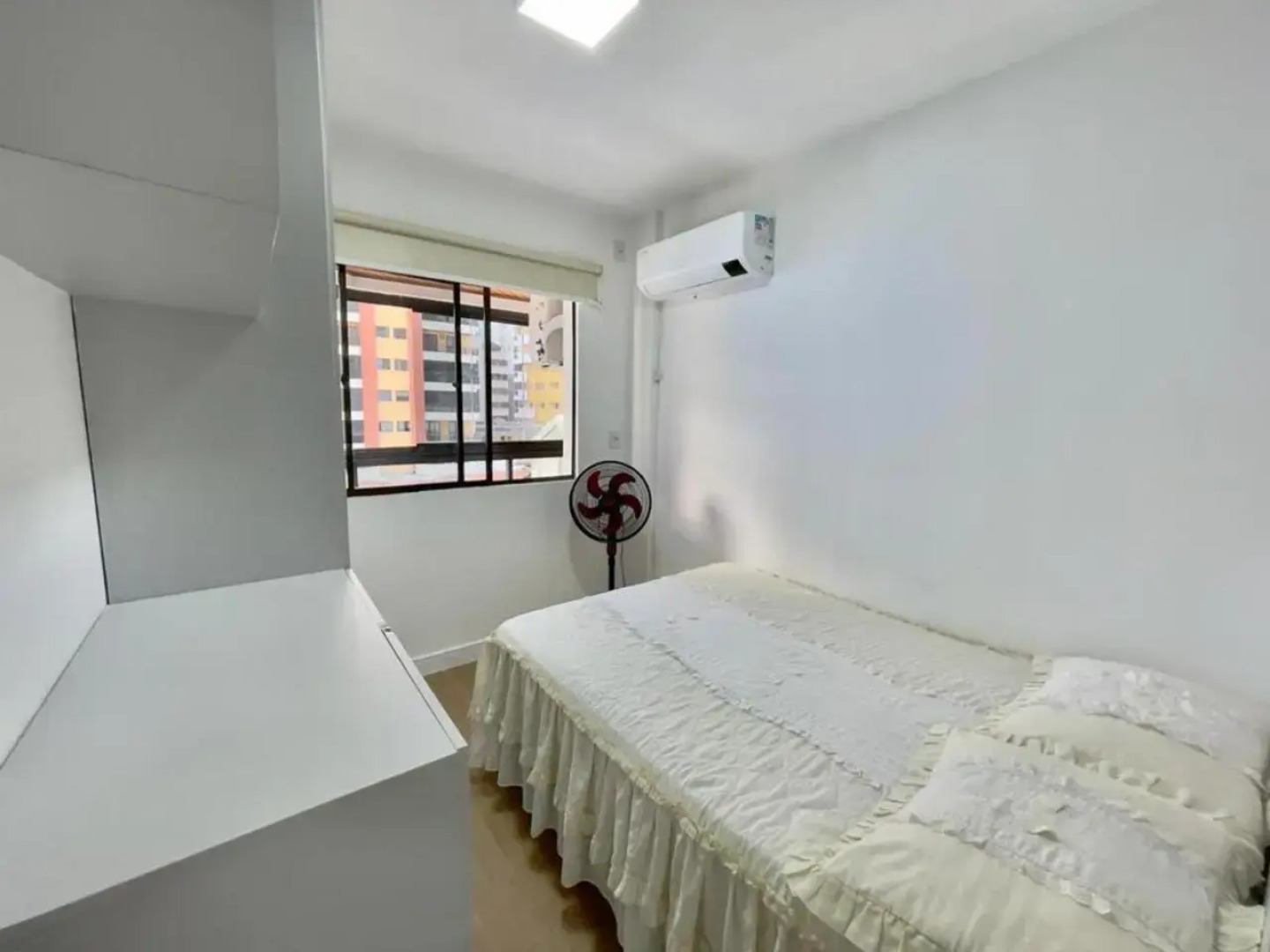 Apto amplo no coração da meia praia a 130m do mar