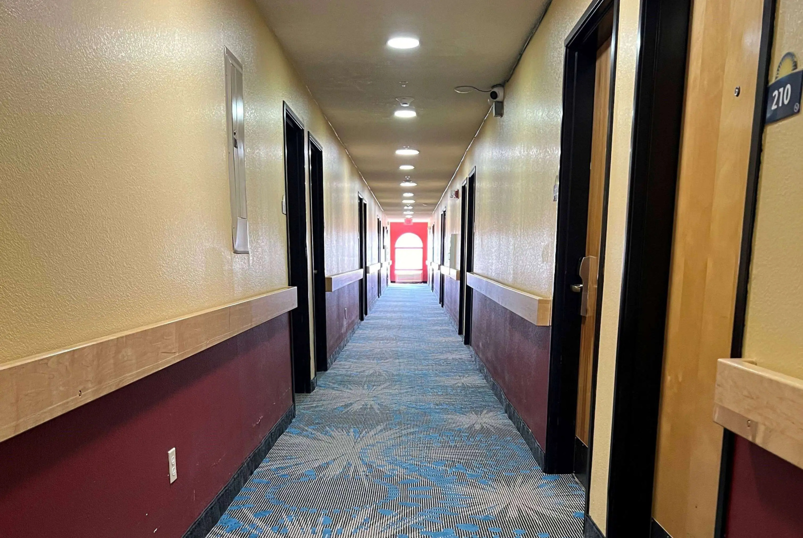 Days Inn & Suites by Wyndham Hutchinson