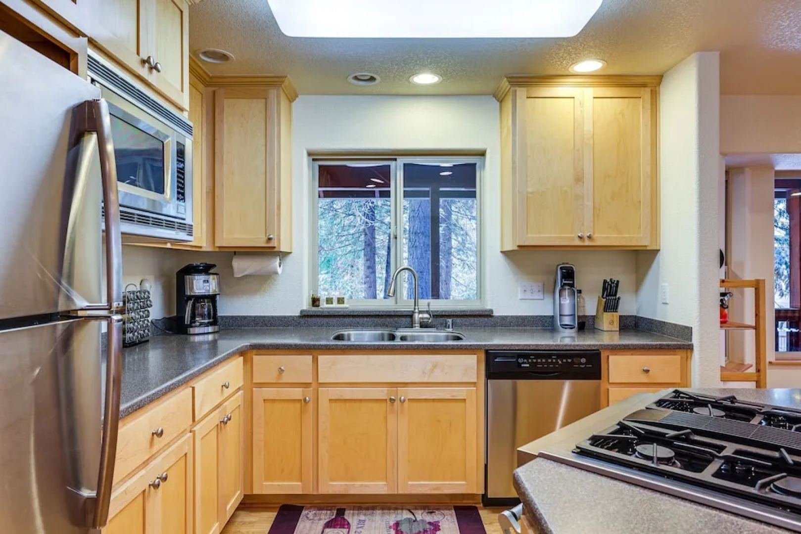 Spacious Vacation Rental Cabin ~ 4 Mi to Big Trees