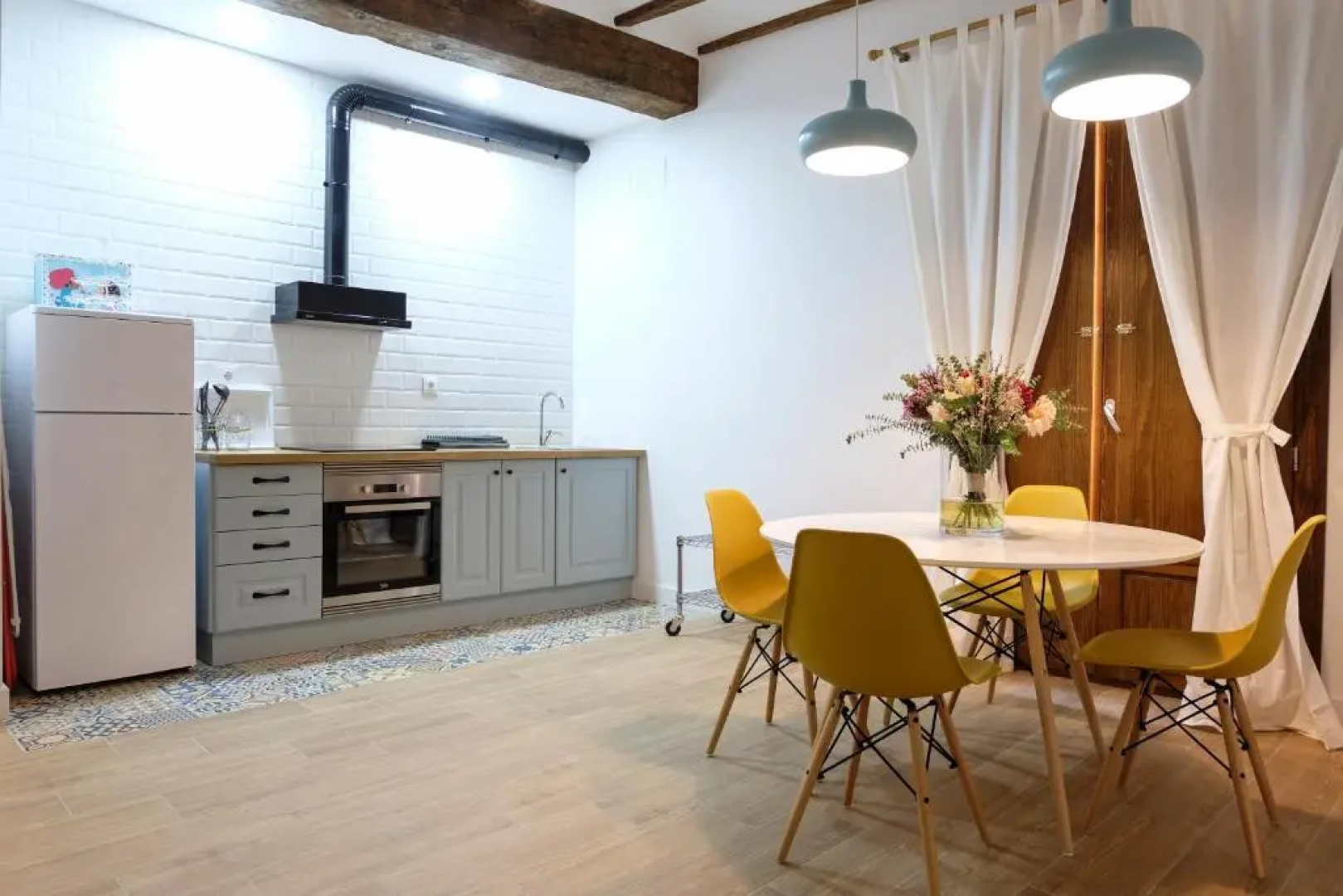 LA MOMA Apartments & Room