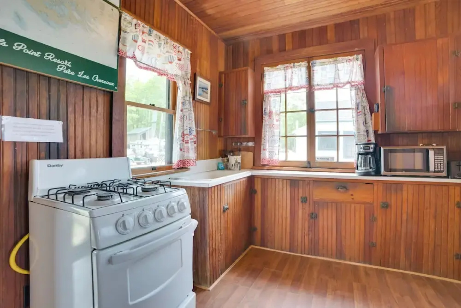 Les Cheneaux Islands Cabin 4 w/ Deck: Pet Friendly