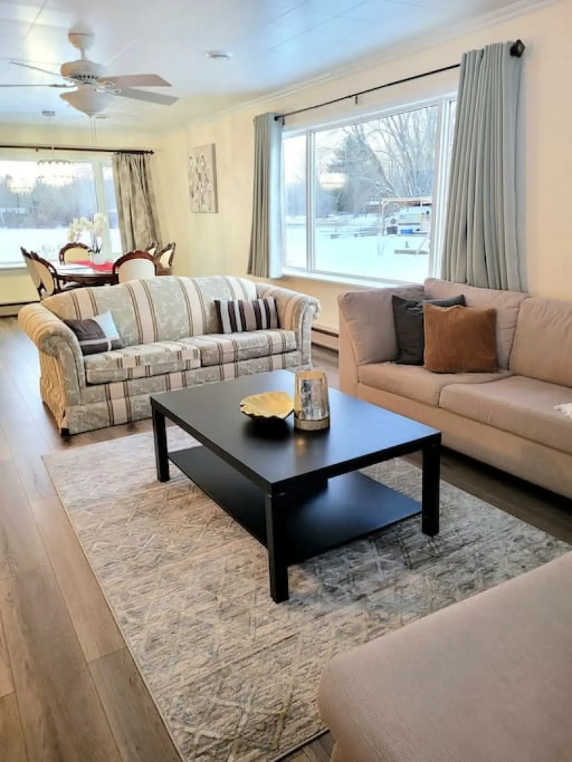 Pines Bay Waterfront Cottage With Hot tub