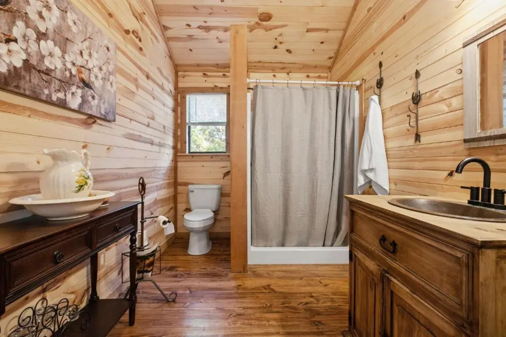 Hr 4 - The Sunflower Cottage 1 Bedroom Cabin by RedAwning