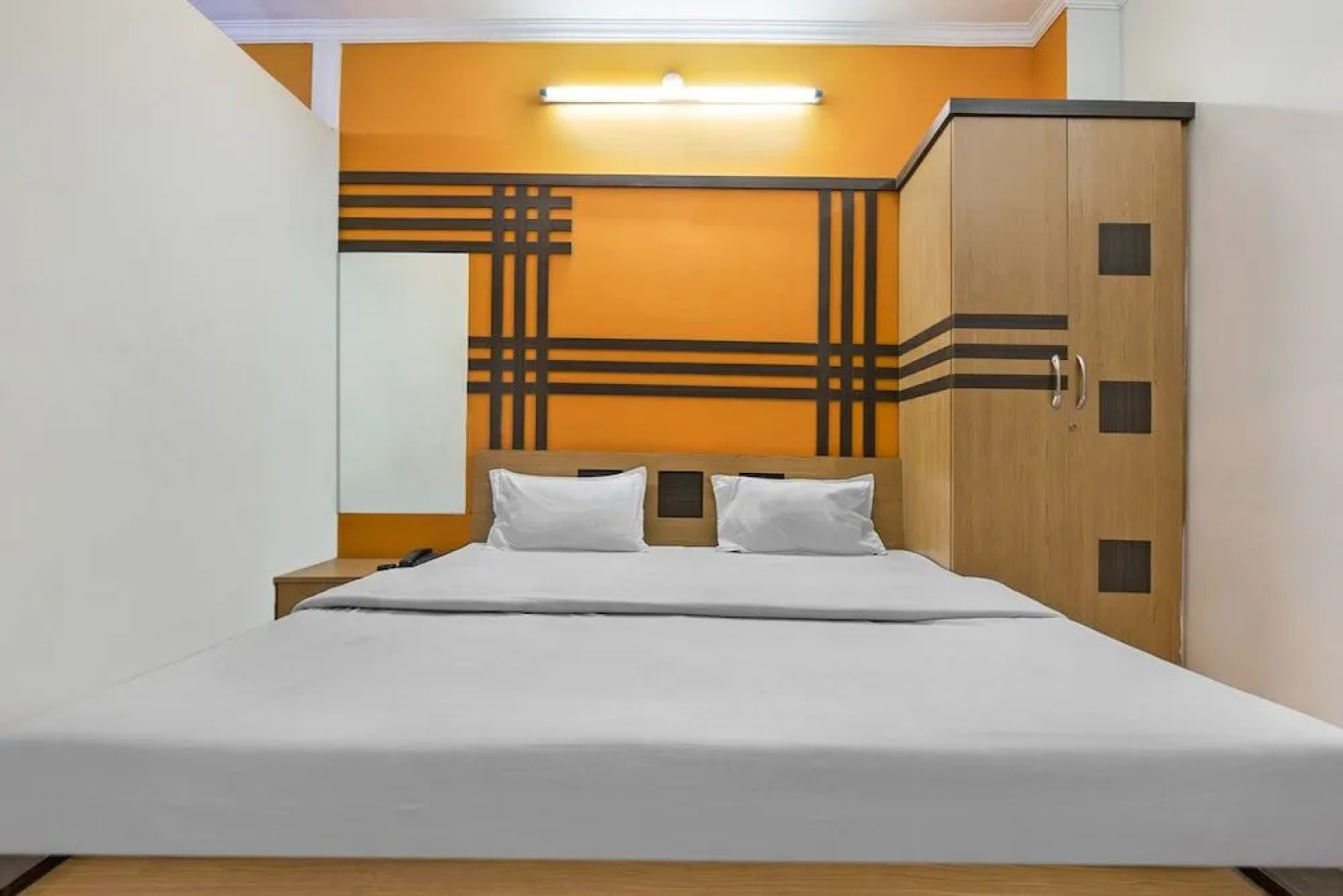 Spot On 62318 Rajhamsa Hotel