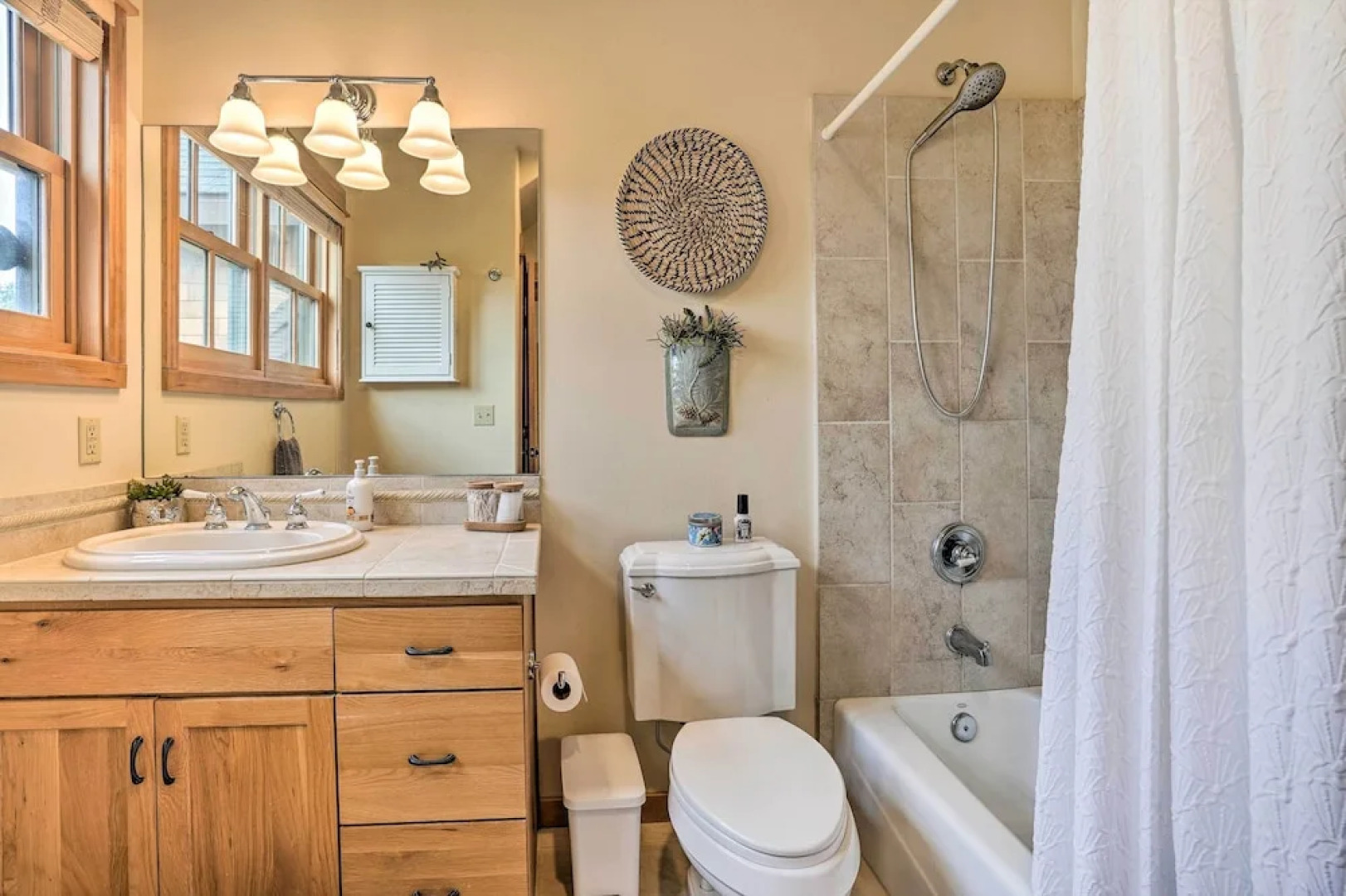 Sisters Getaway w/ Hot Tub ~ Half-mi to Dtwn!