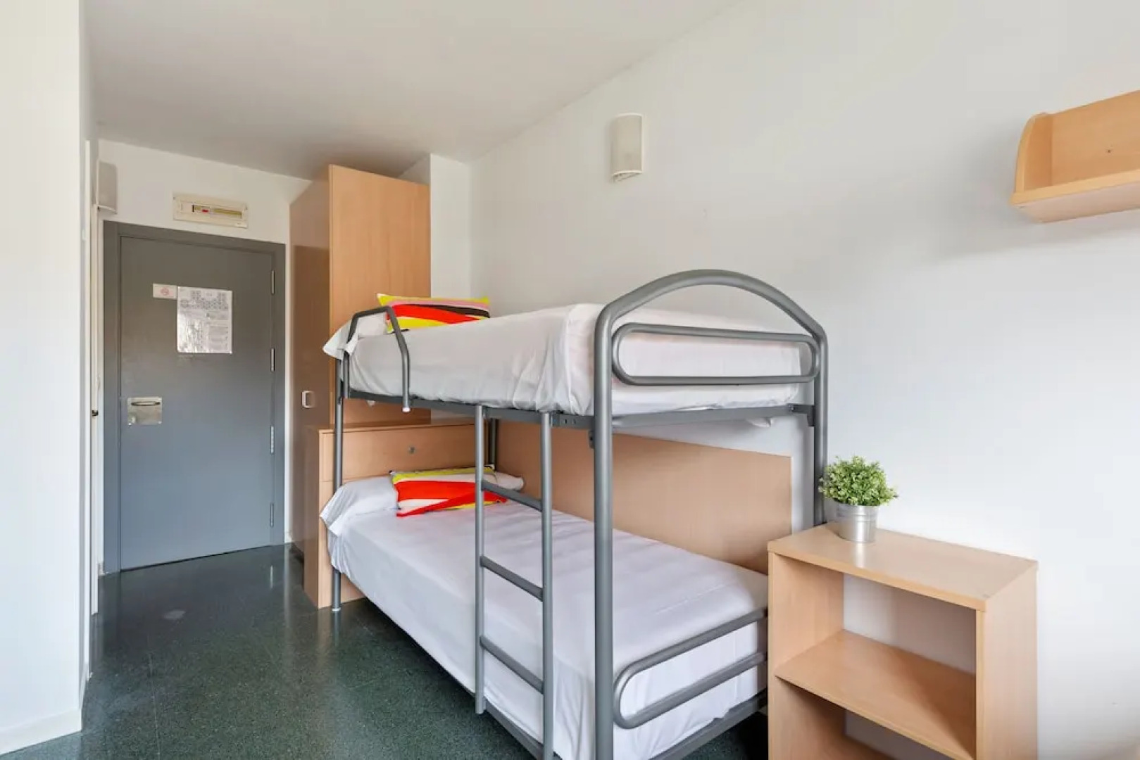 Residencia Universitaria Resa Tomás Alfaro Fournier - Centro Adscrito a REAJ - Campus Accomodation