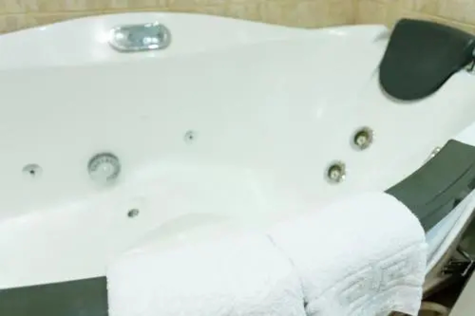 Studio Suite near Lake with Jacuzzi