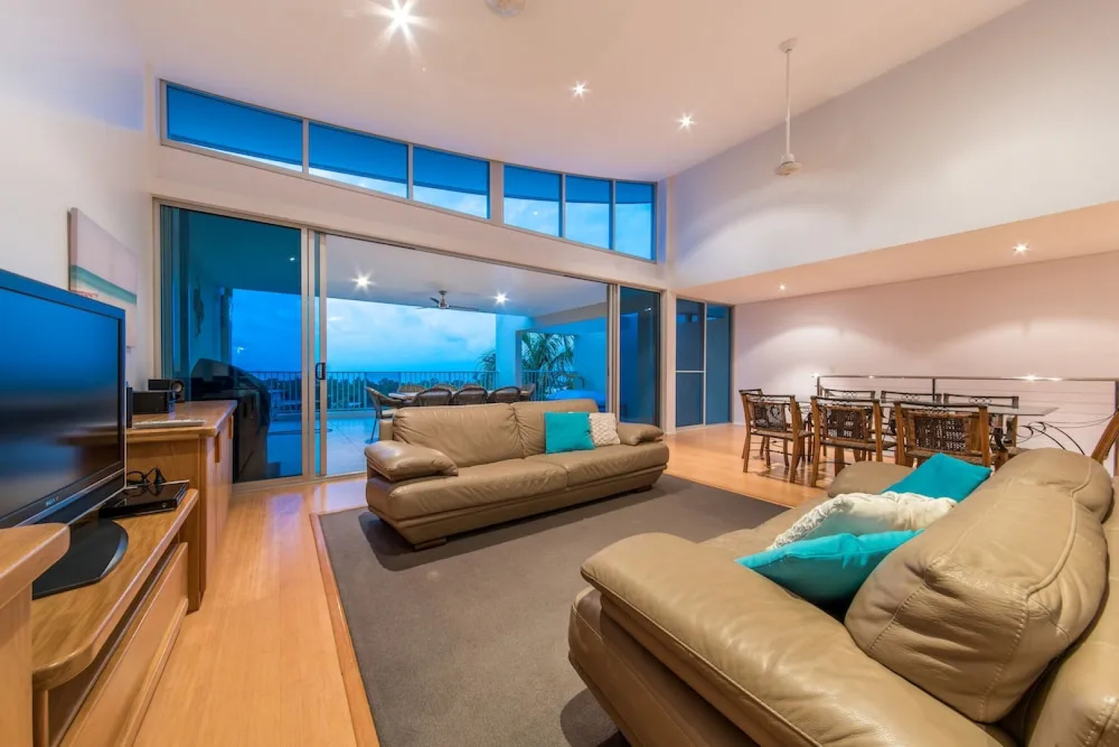 Azure Seas Executive - Airlie Beach