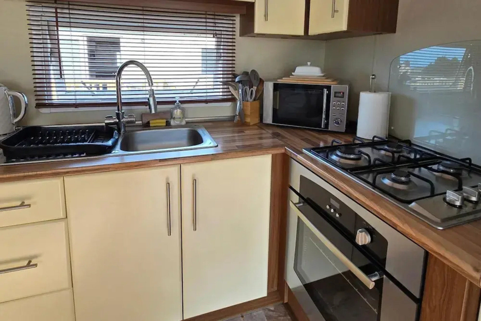 Cariad Bach 64 Dinas Cross