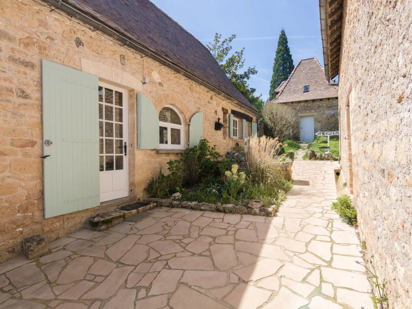 Cosy cottage in Peyzac-le-Moustier with Terrace