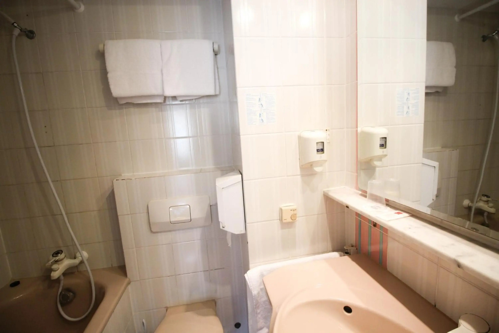 The 4 You Hostel & Hotel