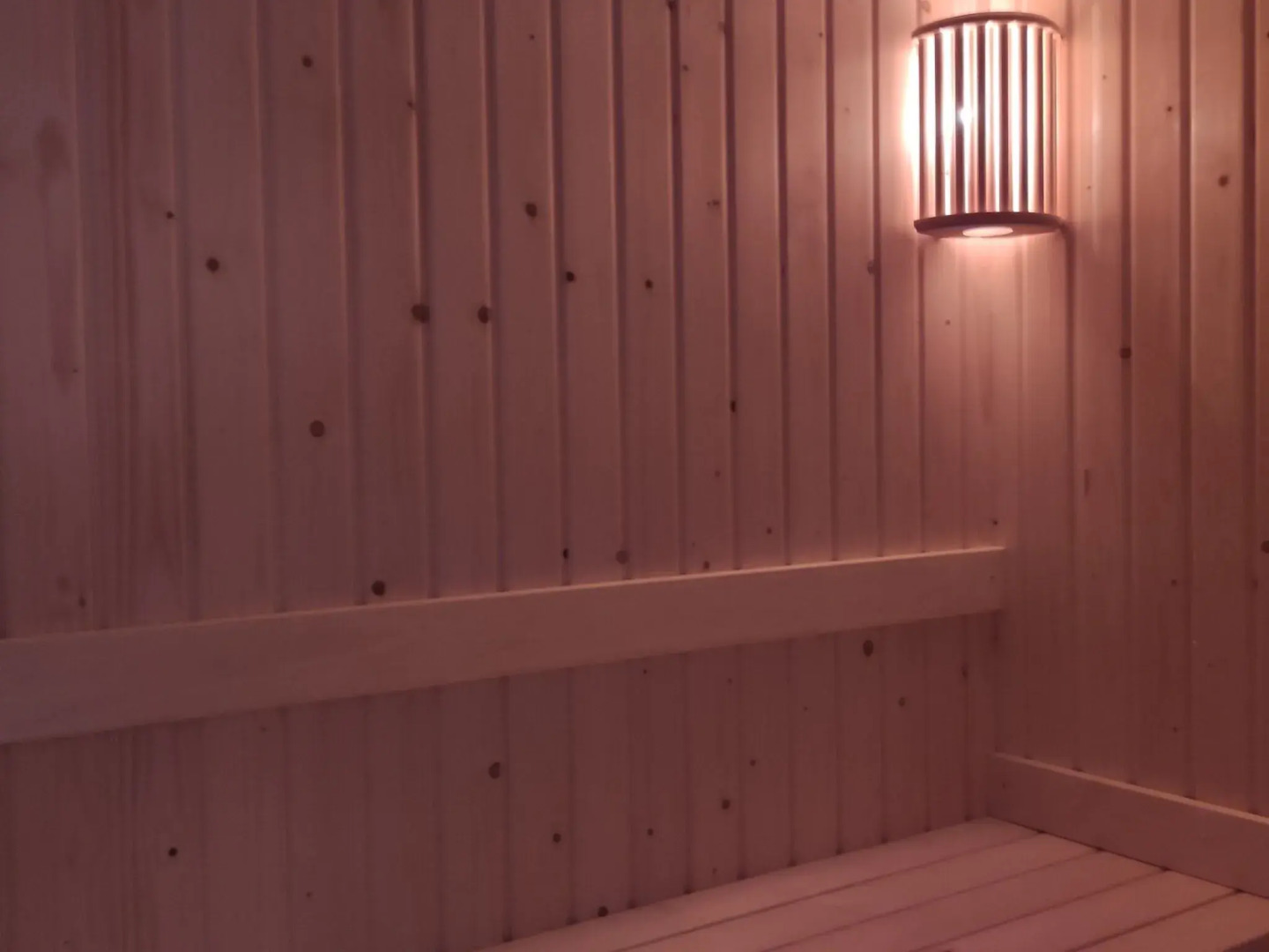 Wellness chalet with a sauna, in a holiday park directly on a recreational lake