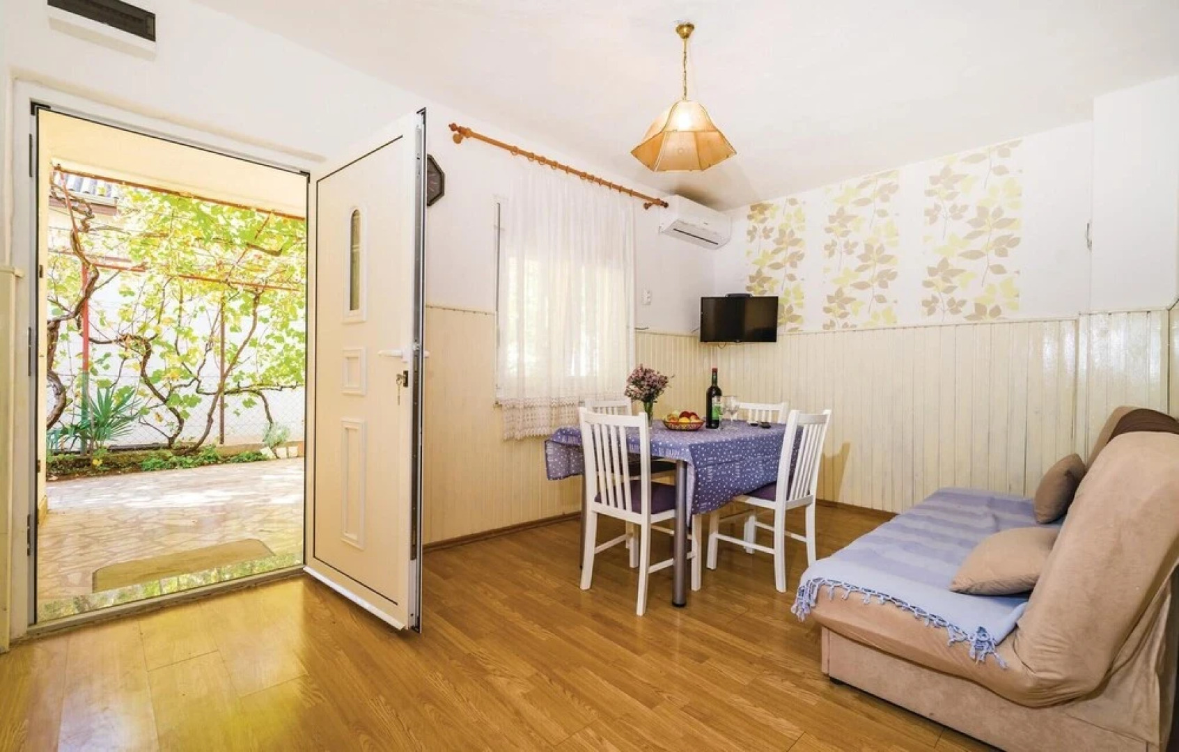 Nice Apartment in Gornji Karin With 2 Bedrooms and Wifi