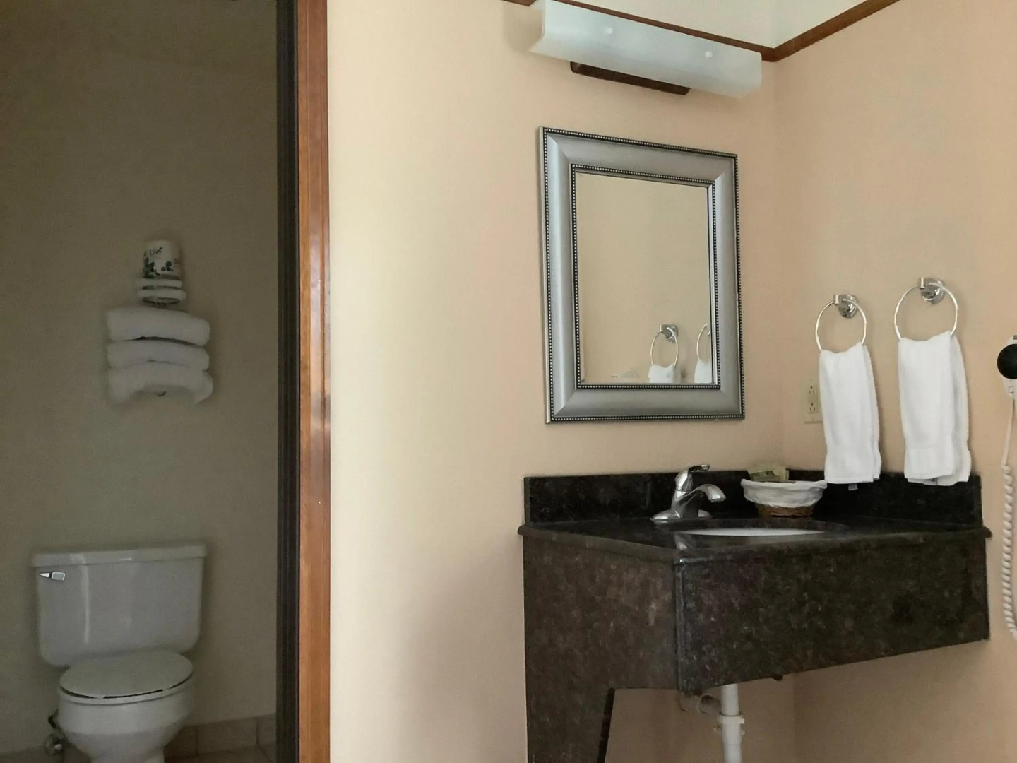 Luxury Inn And Suites