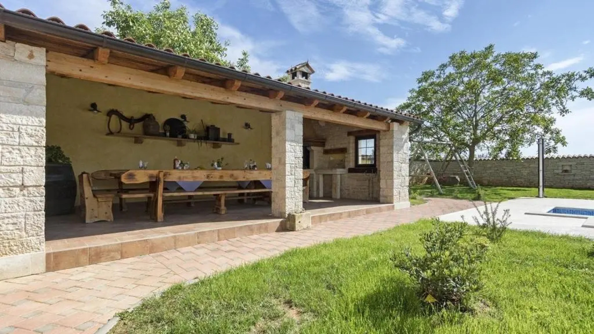 Ive in Orbanići with 5 bedrooms and 2 bathrooms