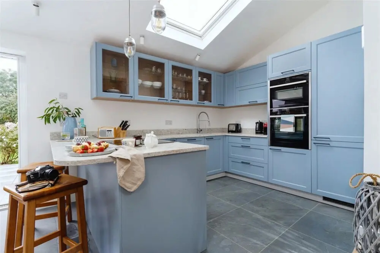 Littlefields - Stylish Modern Cottage With Large Garden Close to Beach