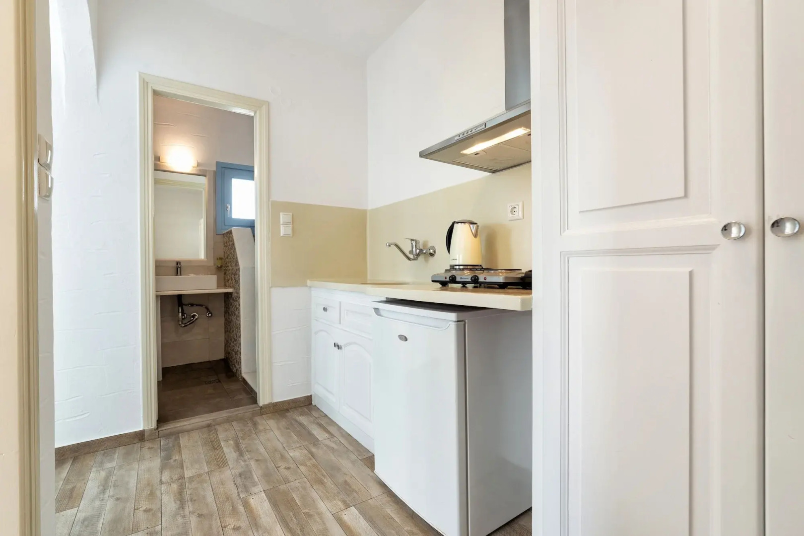 Stratos Studios & Apartments