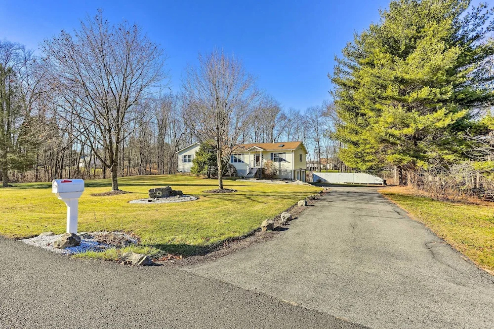 New Paltz Apt - 11 Mi to Poughkeepsie!