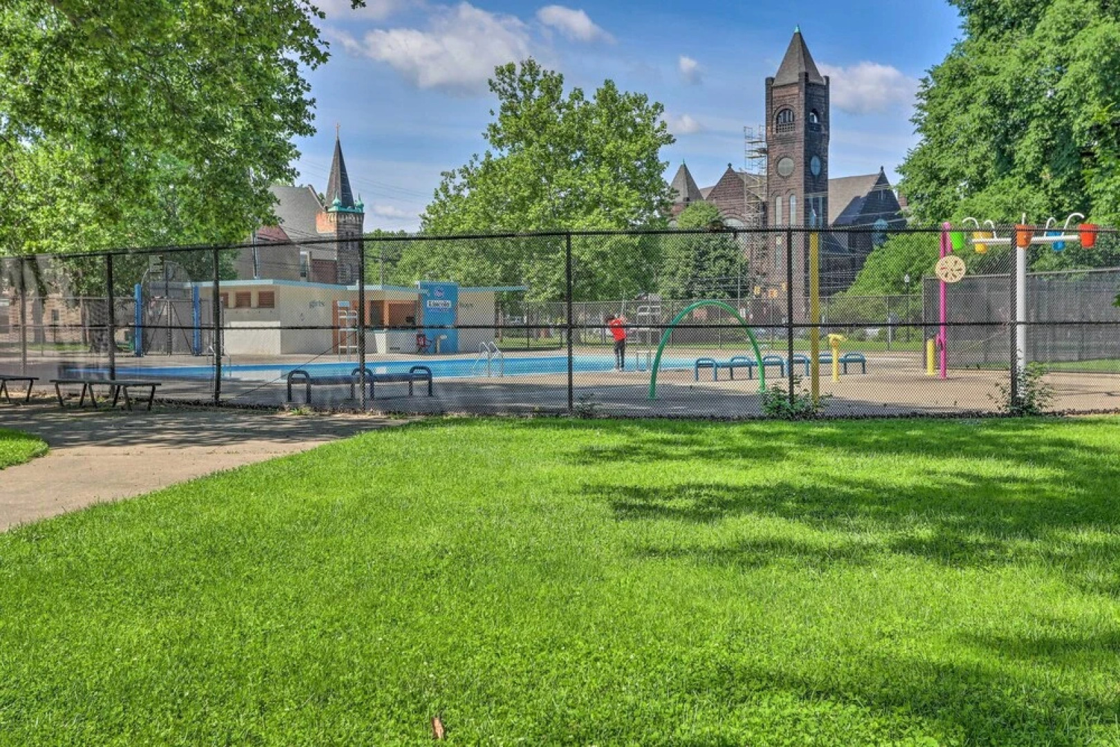 < 3 Mi to Dtwn: Cleveland Apt w/ Deck & Wet Bar