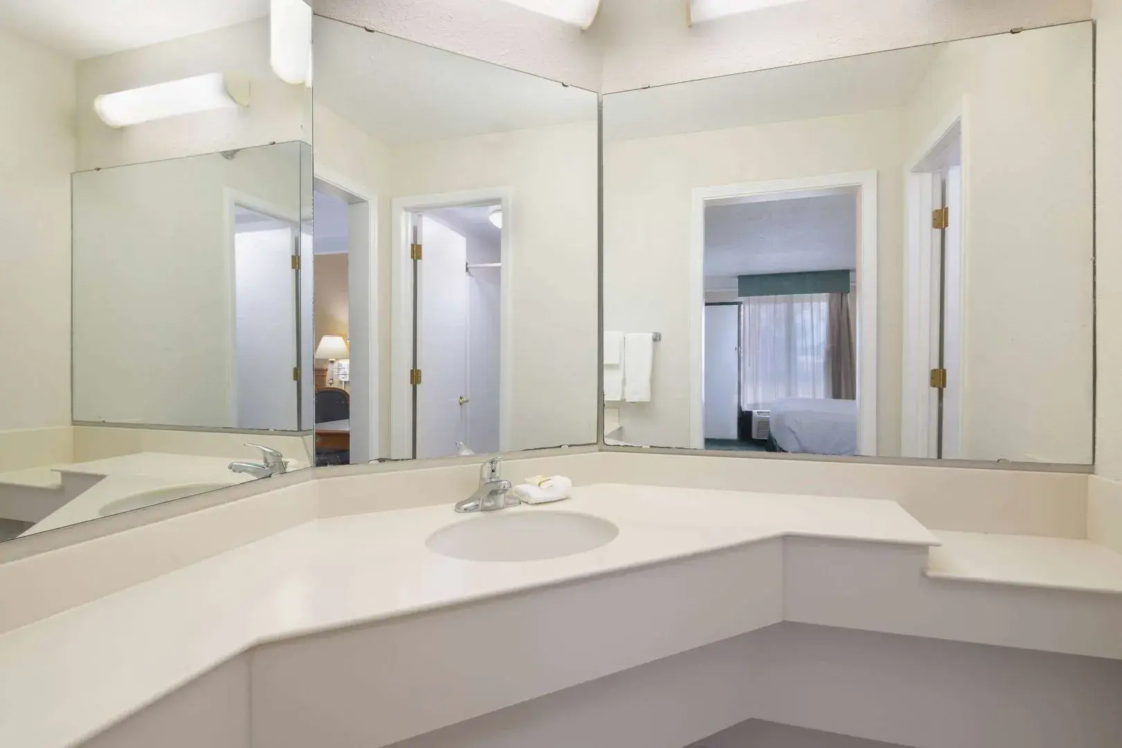 Super 8 by Wyndham Savannah