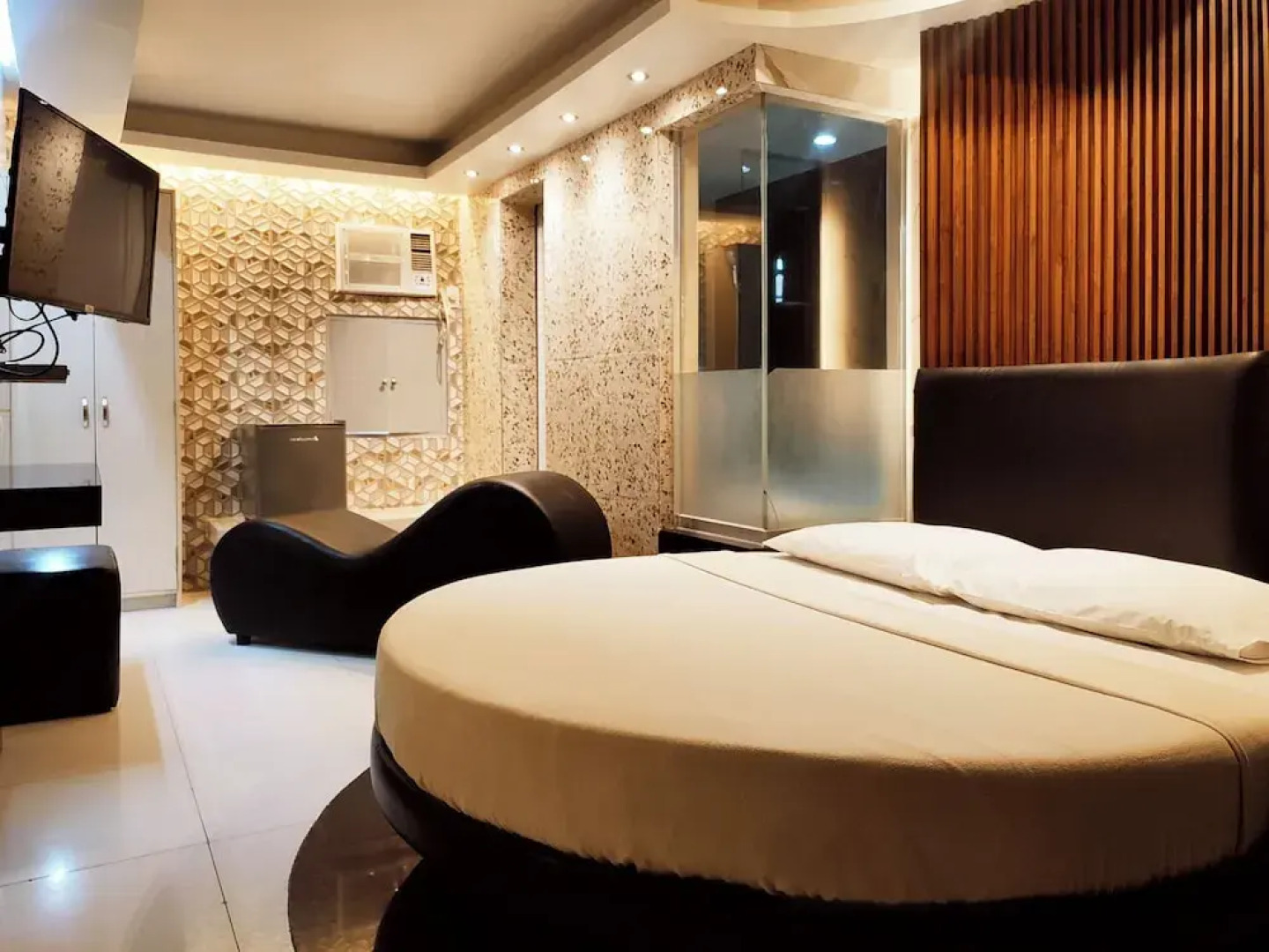 One Serenata Hotel Bacoor