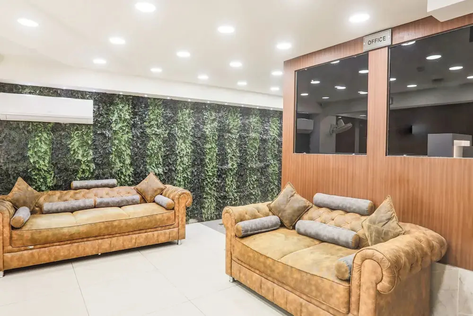 Hotel Simran Raghuveer Para by OYO Rooms