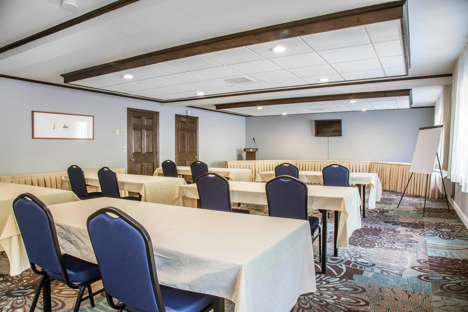 The Black Swan Lee - Lenox, an Ascend Collection Hotel