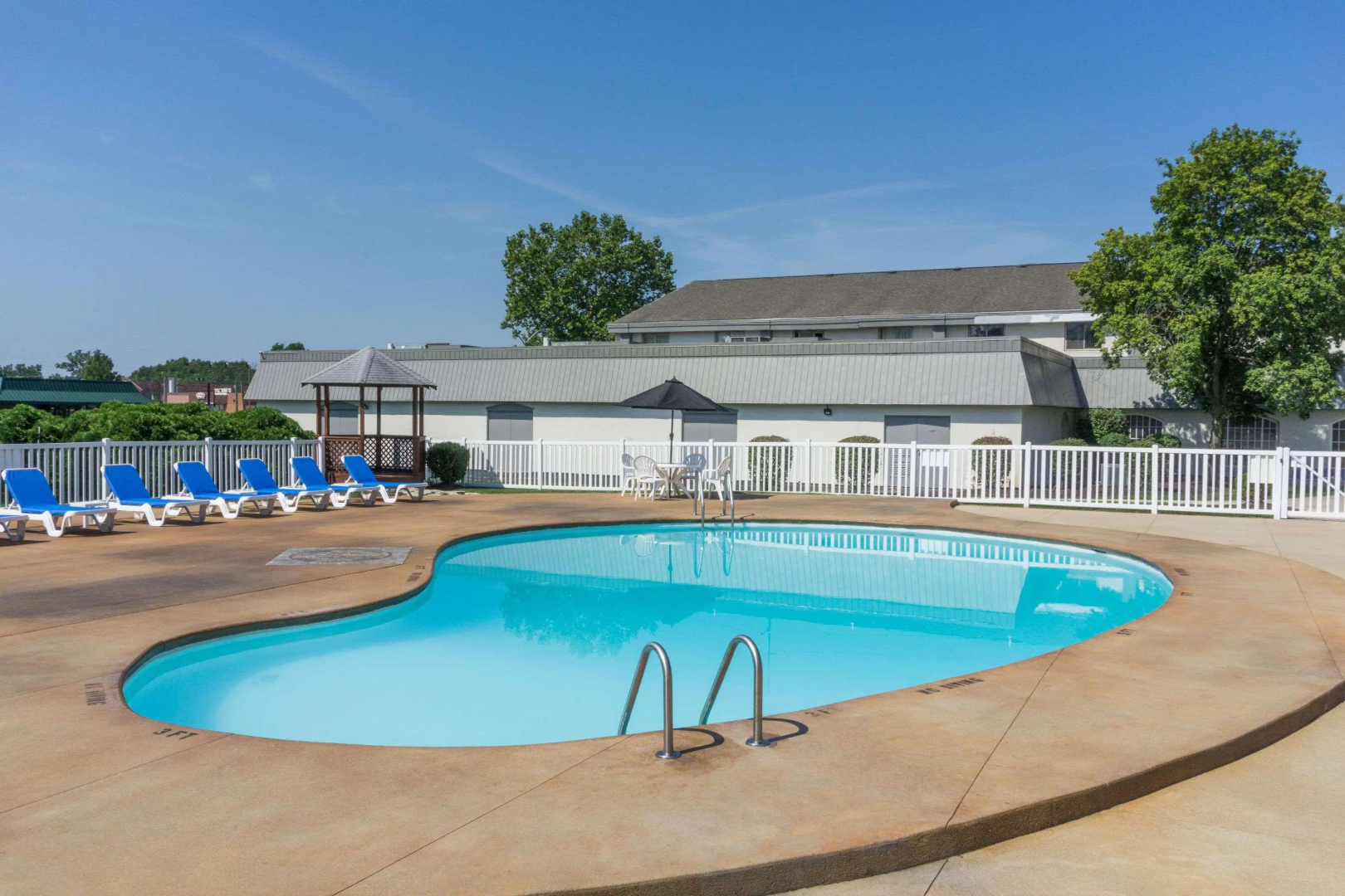 Days Inn & Suites by Wyndham Columbus East Airport