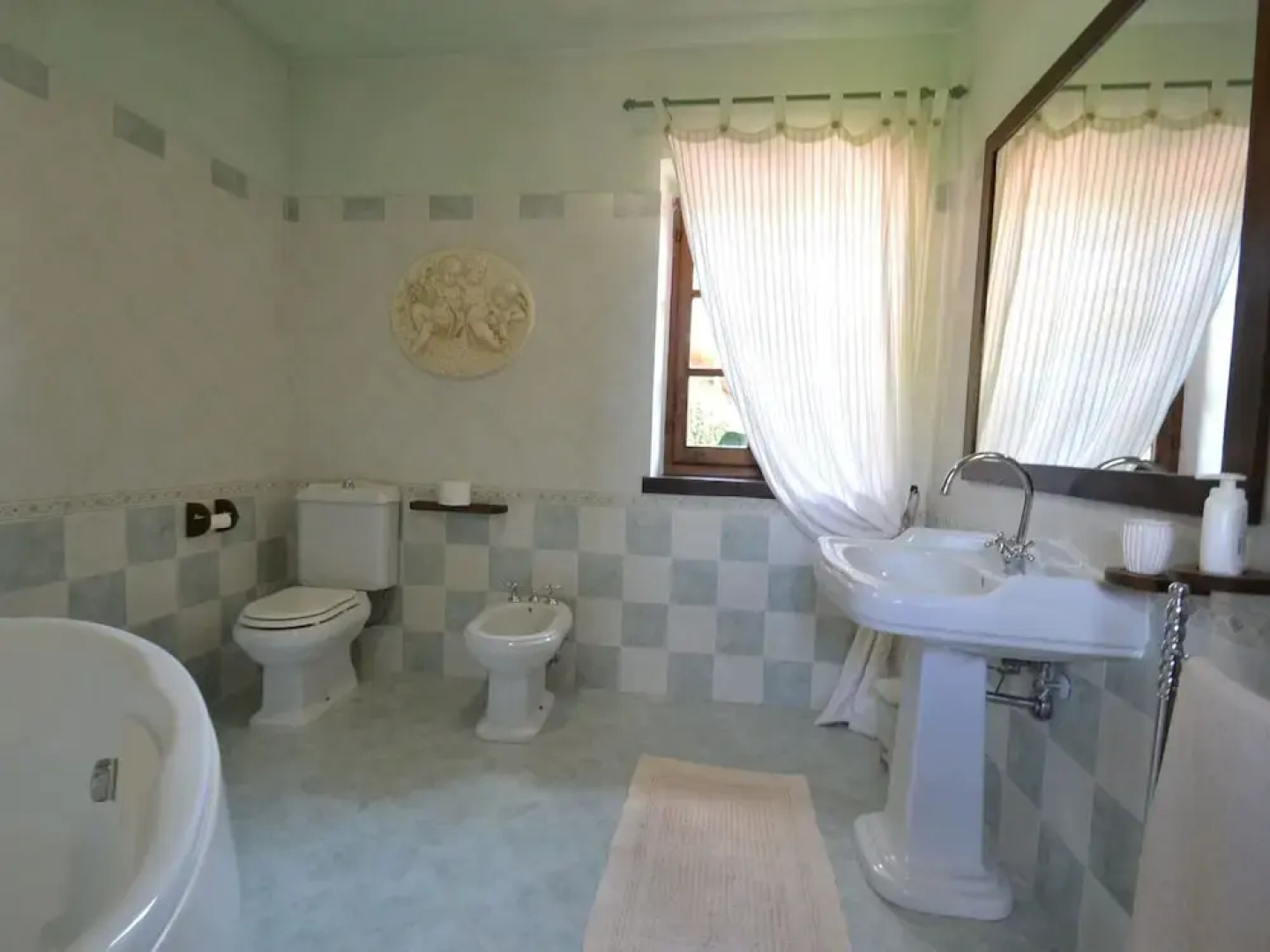 Lovely Farmhouse in Castiglione di Garfagnana with Hot Tub