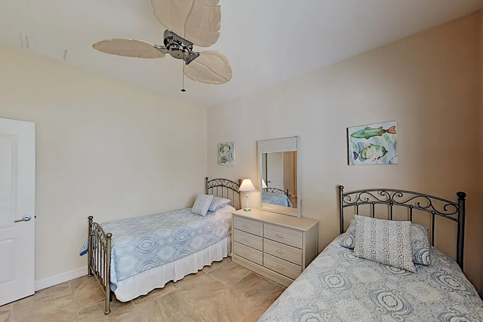 Canal House - 3 Br home by RedAwning