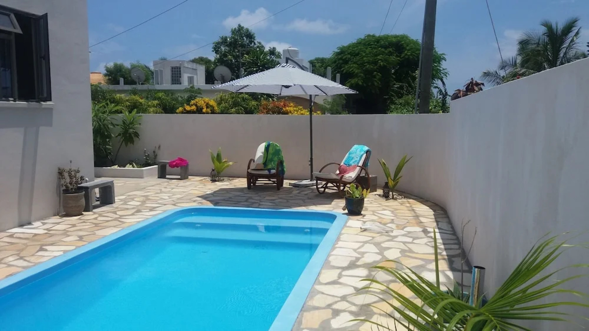 Sunny Private First Floor 1-br Beach Apartment With Spacious Balcony, Pool, Wifi