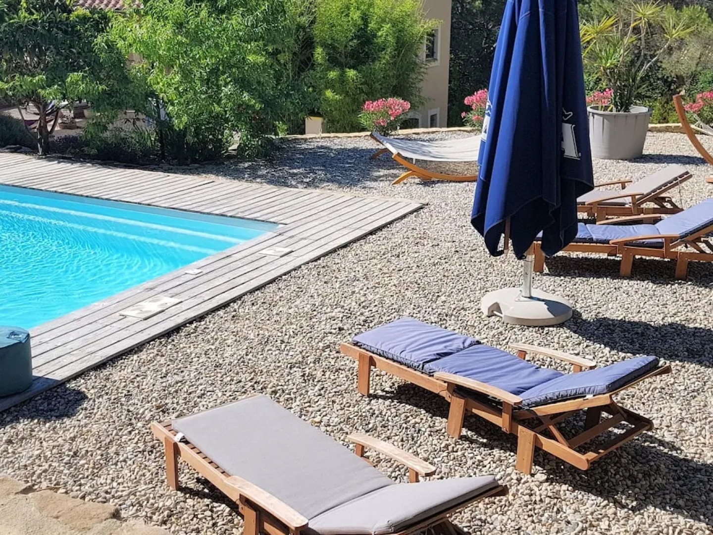 2 Tastefully Furnished Gites With Private Pool, 1km From Faucon