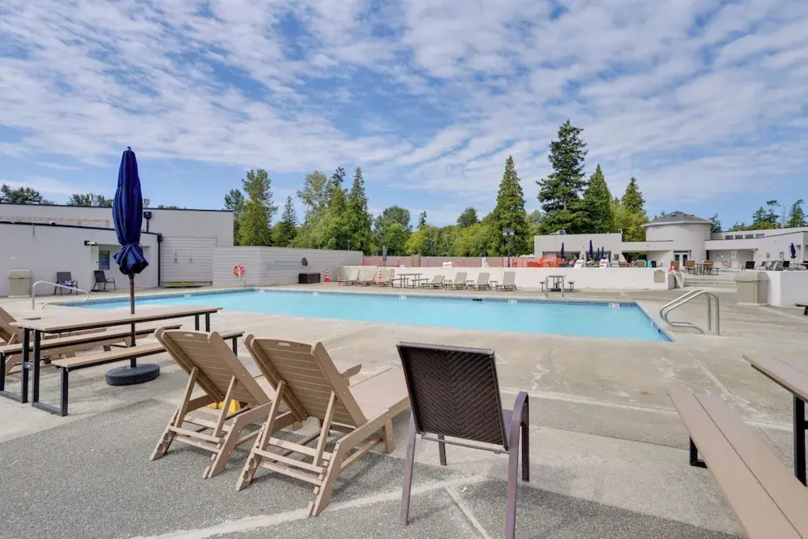 1 Mi to Birch Bay SP! Cozy Cabin w/ Pool Access