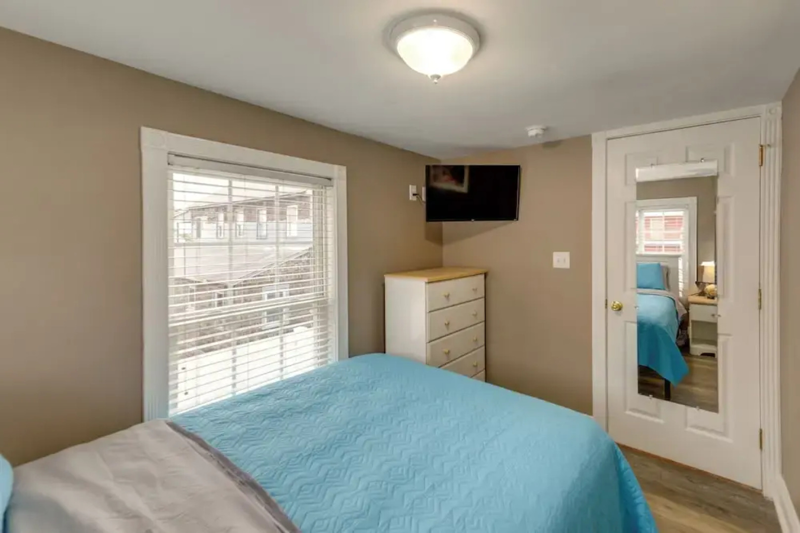 Steps to Shore: Newly Renovated Dewey Beach Home!