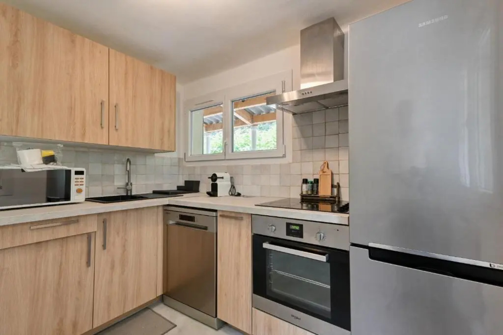 Spacious apartment in a villa with terrace and garden in Ventabren