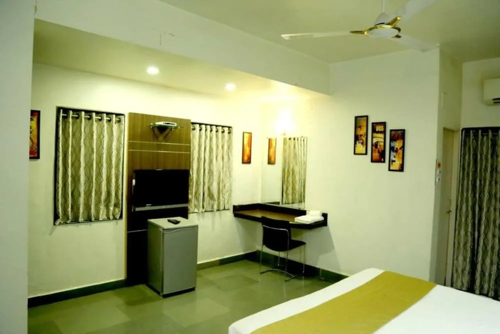 STARiHOTELS Railway Station Surat