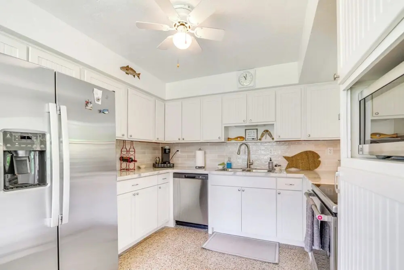 Sunny Home in Yankeetown w/ Lanai & Backyard!