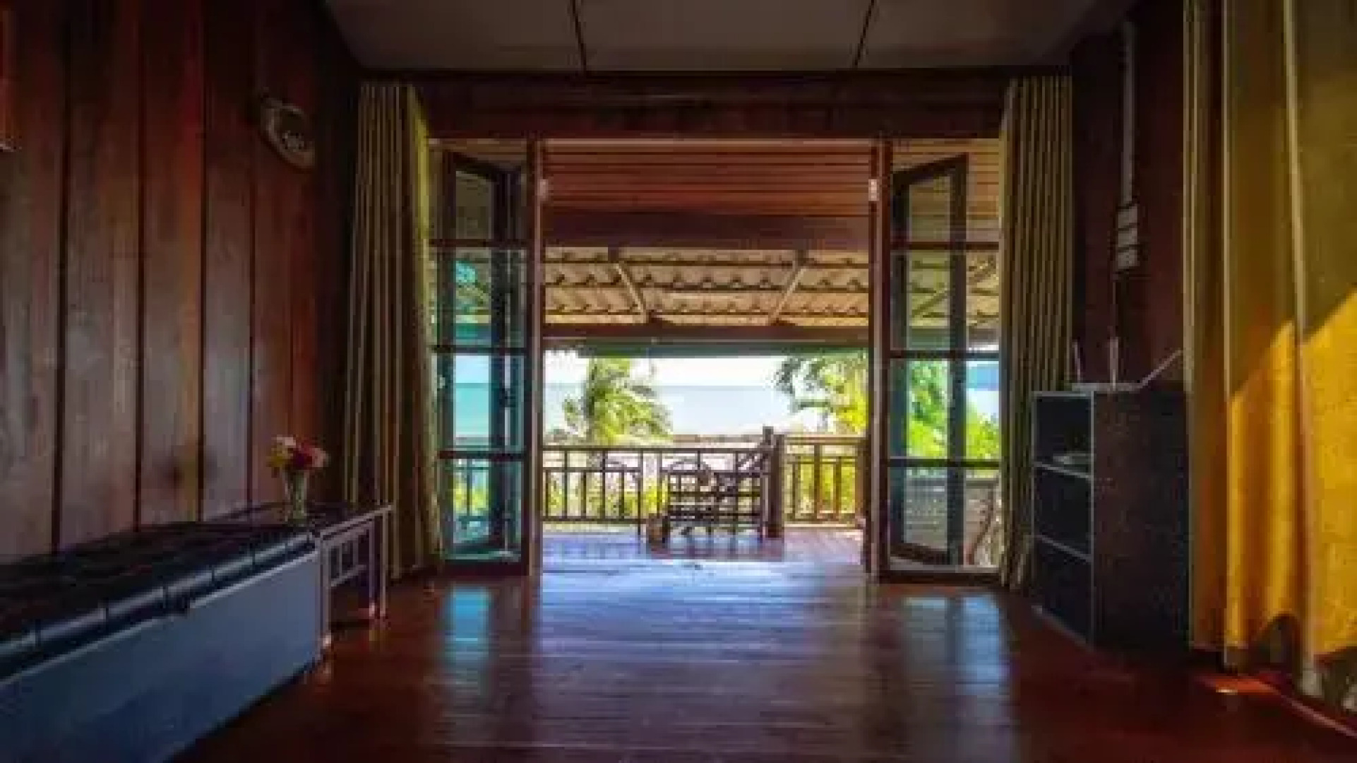 SeeSea Thai wooden house on beachfront