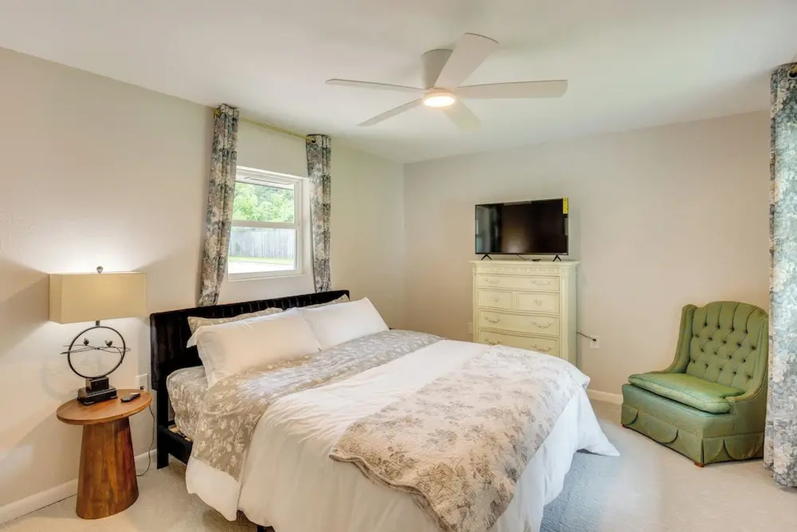 Away in Paris Retreat w/ Workspace, 2 Mi to Dtwn