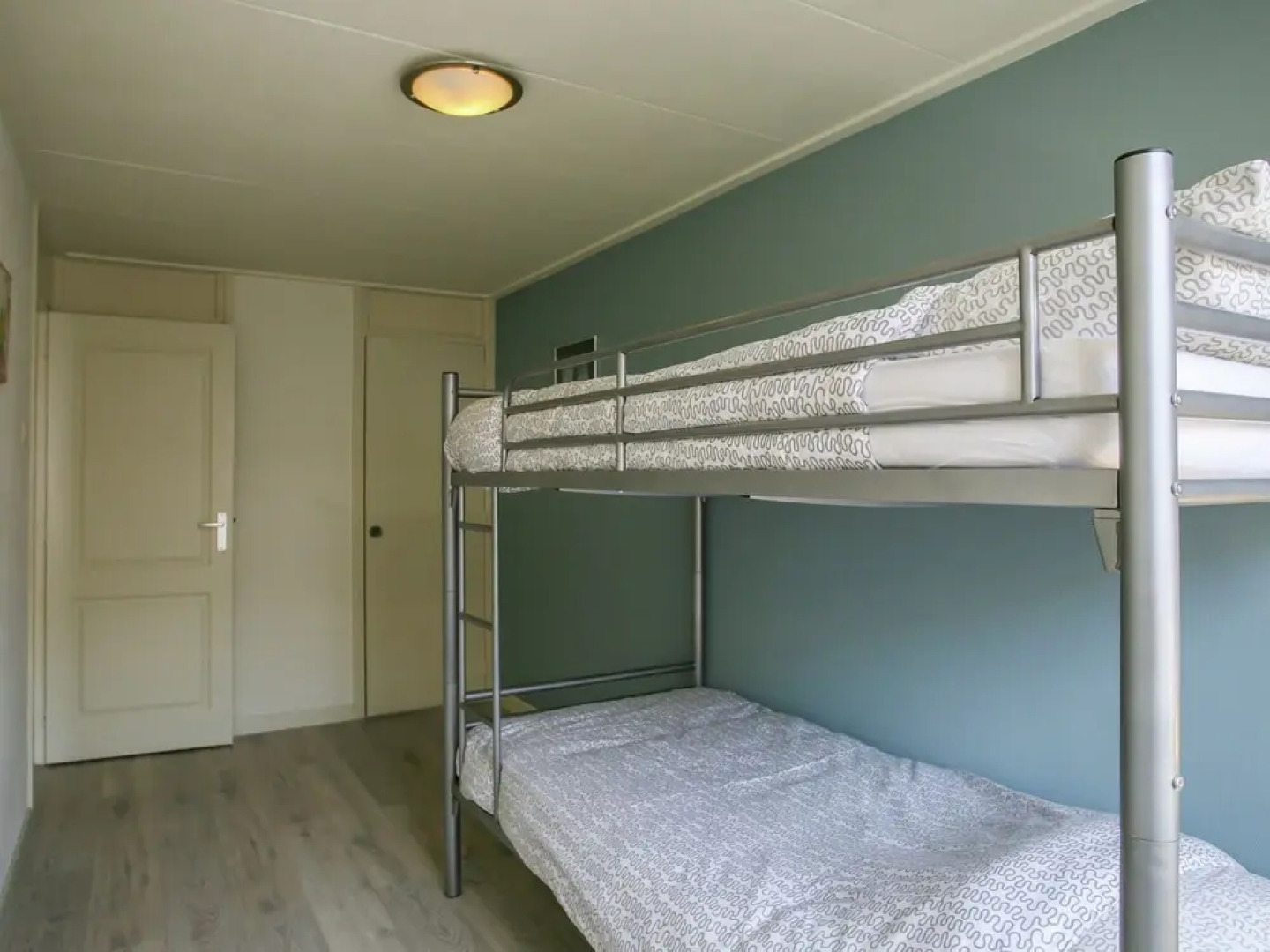 Spacious and Comfortable Holiday Home in Modernised Drive-in House