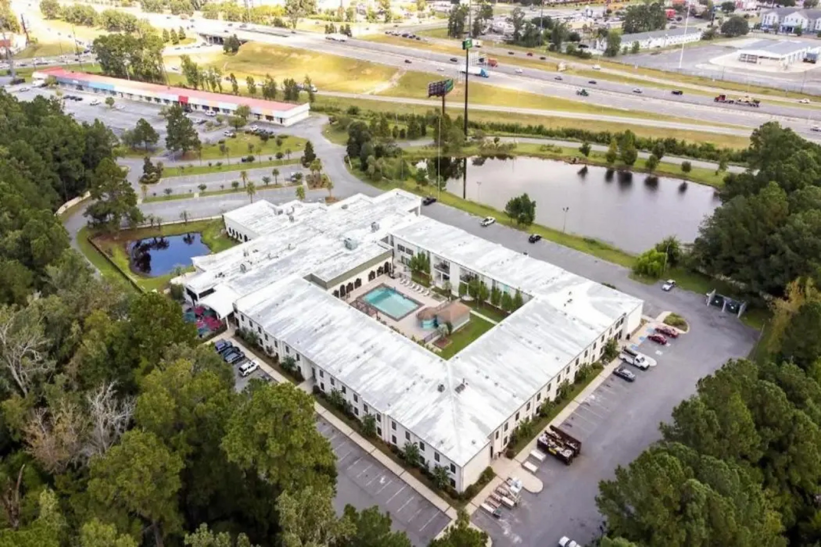 Cottonwood Suites Savannah Hotel & Conference Center