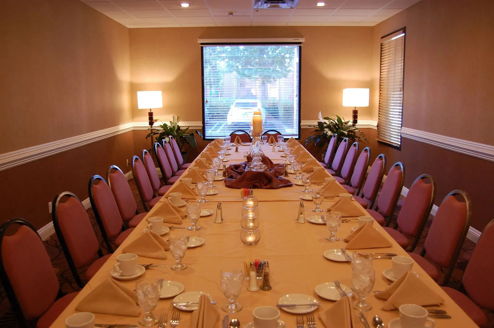 Hotel d’Lins Ontario Airport