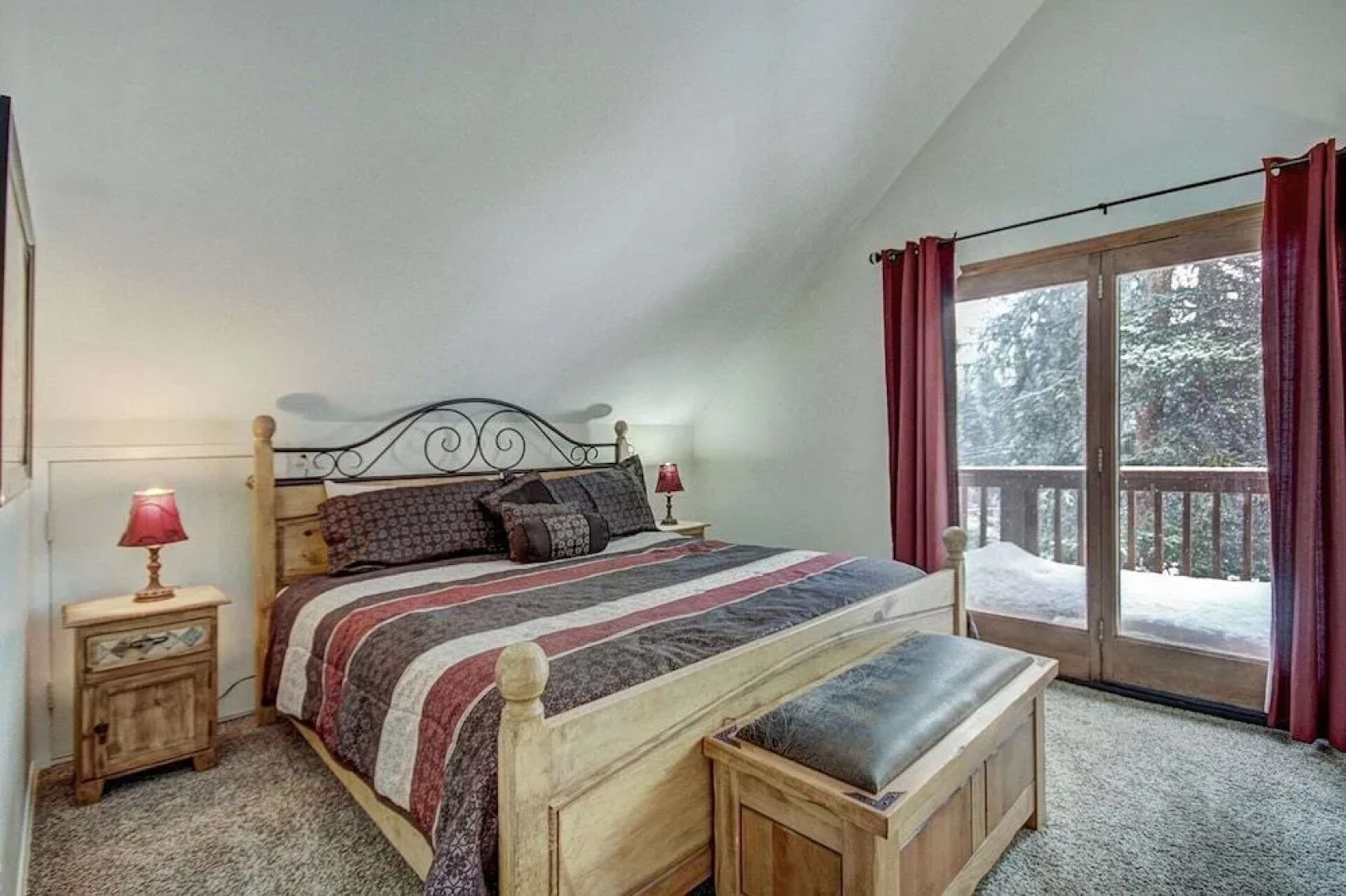 Lazy Dog Lodge 3 Bedroom Home by RedAwning