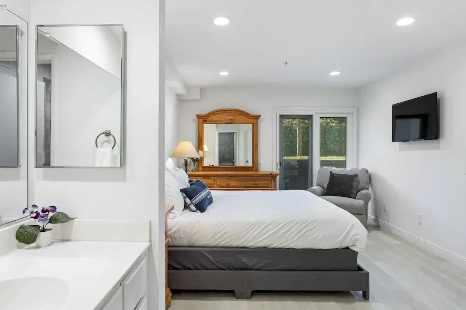 Walk to Beach Pool, Hot Tub, Private Patio, Parking Seabreeze Retreat