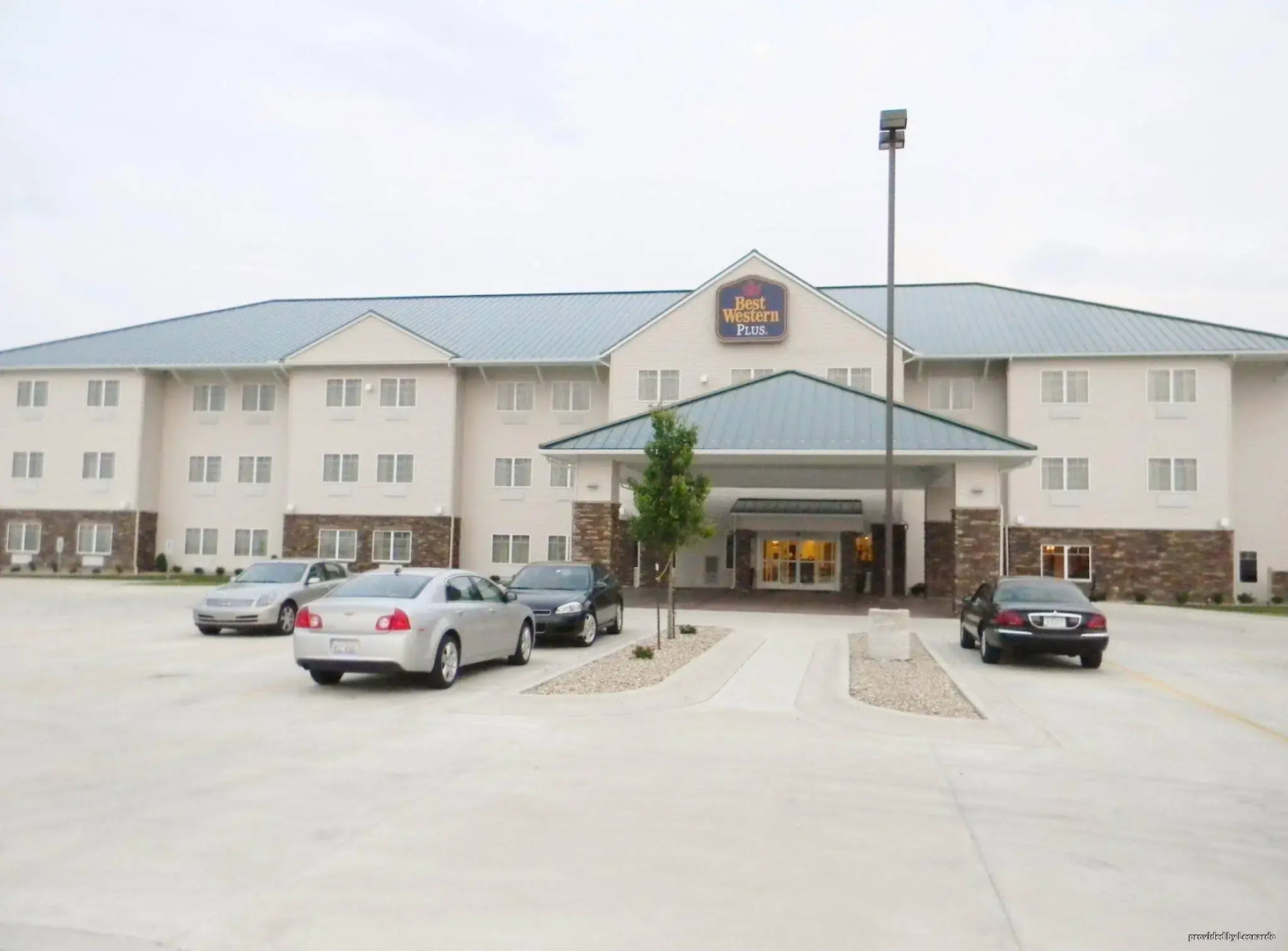 Green Mill Village Hotel & Suites, BW Signature Collection