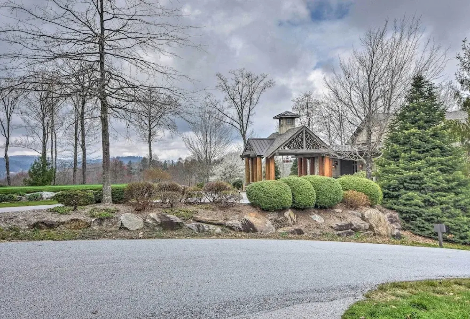 Trillium Links Condo w/ Deck Near Lake Glenville!
