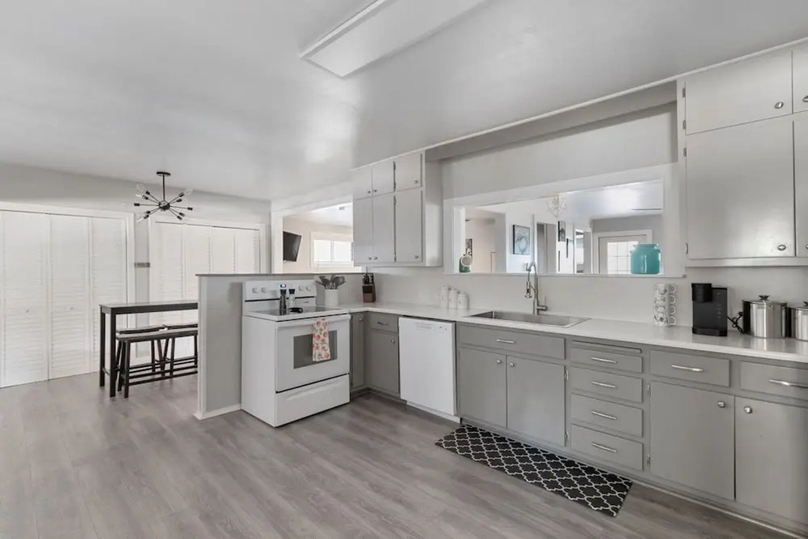 Altes Eckert Stolz 3 Bedroom Home by RedAwning